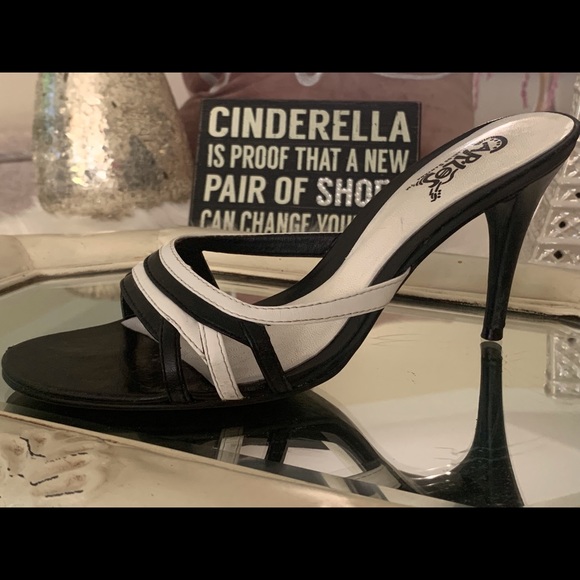 Carlos by Carlos Santana Black and White Slip-ons - Picture 5 of 8